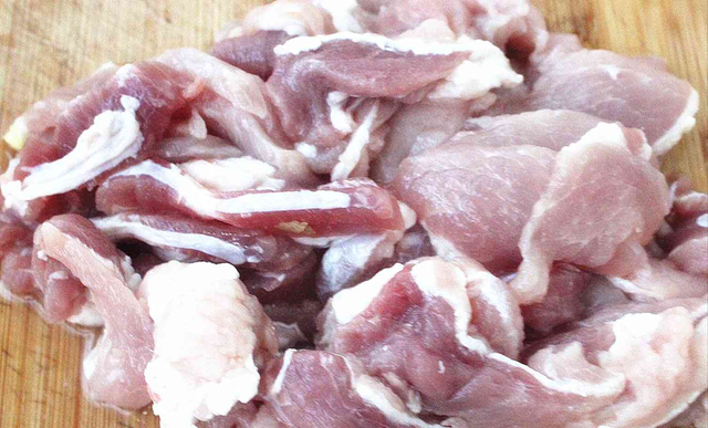 做酸菜炒粉条，不能将酸菜直接下锅，大厨：多做一步，入味还解馋