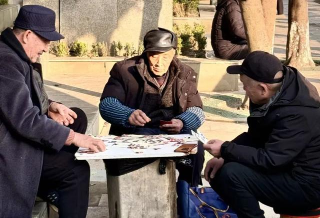 新津人的“小美满”，开启全民晒太阳模式