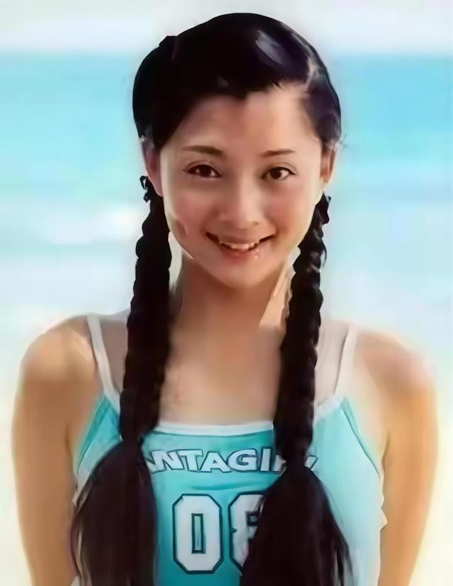 她是演员中的女富豪，豪车多的开不过来，如今45岁却活得像20岁