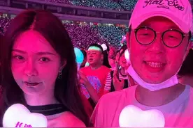 沈梦辰背爱马仕看周杰伦演唱会，杜海涛又哭又笑，见到偶像太激动图片