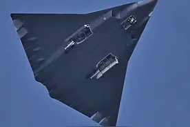 两款六代机同时亮相，美国看傻眼：比歼20还吓人天都塌了图片