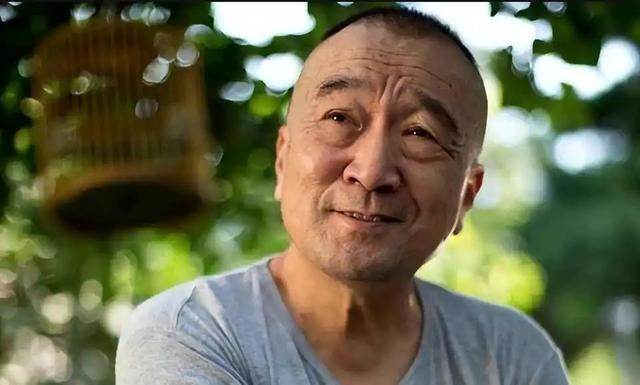 79岁李保田现状：定居山东衰老明显，儿子李彧太像父亲的“翻版”