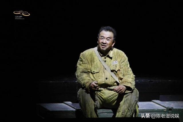 上午被免职	，下午被带走，登24年春晚却忽然消失的黄宏如今怎样