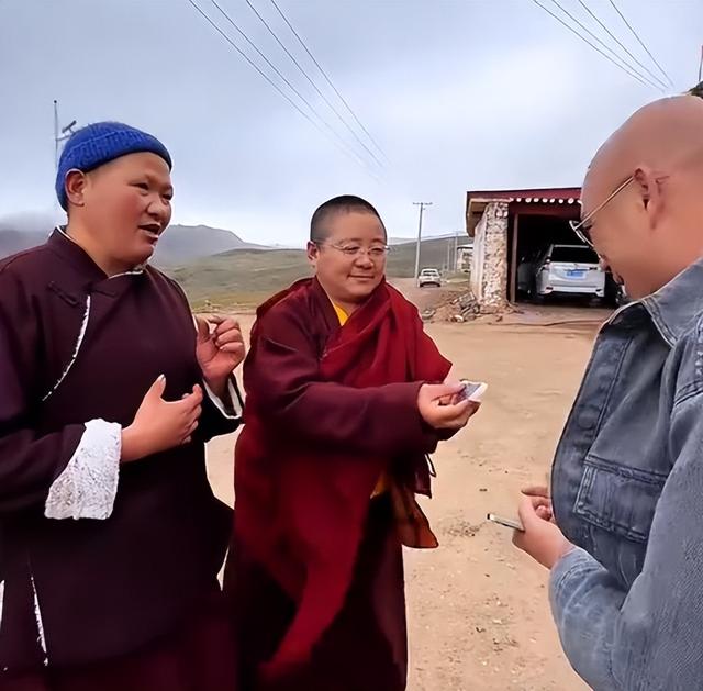 男子西藏遇到尼姑，住在4500米高的地方，吃肉修行，一闭关七八年