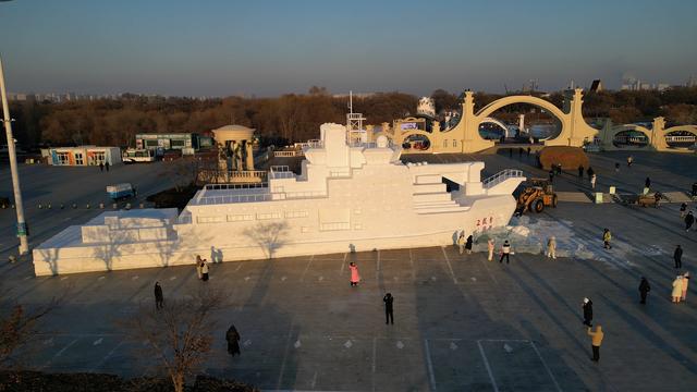 太阳岛“雪人先生”与游客见面