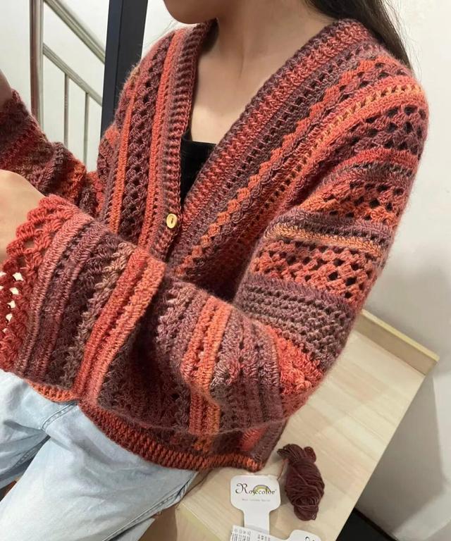 钩针织就的温柔：莫兰迪色短款开衫，唤醒穿搭的诗意