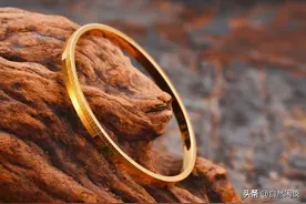 女子带女儿在菜场卖茄子，回家后，发现女儿书包里有三枚金镯图片