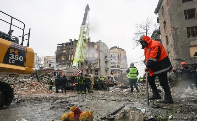 俄怒炸美国工厂	，300吨石油当街横流，2026年普京开局就是王炸！