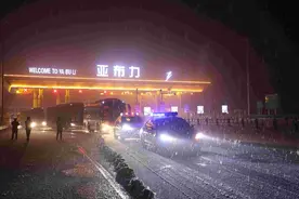 黑龙江高速交警护送旅游车辆50余台图片