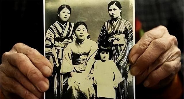 陕西89岁老人一生不愿上户口，临终前拿出照片，暴露真实原因