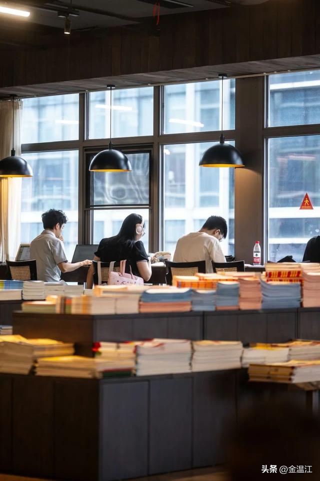 抓住暑假的尾巴！来温江这家书店避暑“充电”吧~