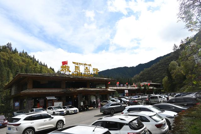 晴空碧水迎客来 国庆长假神仙池自驾游热度不减