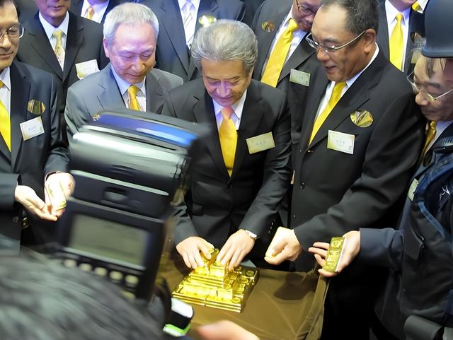 黄金首破 4000 美元！年内飙涨 50%央行爆买	，揭秘暴涨背后核心原因