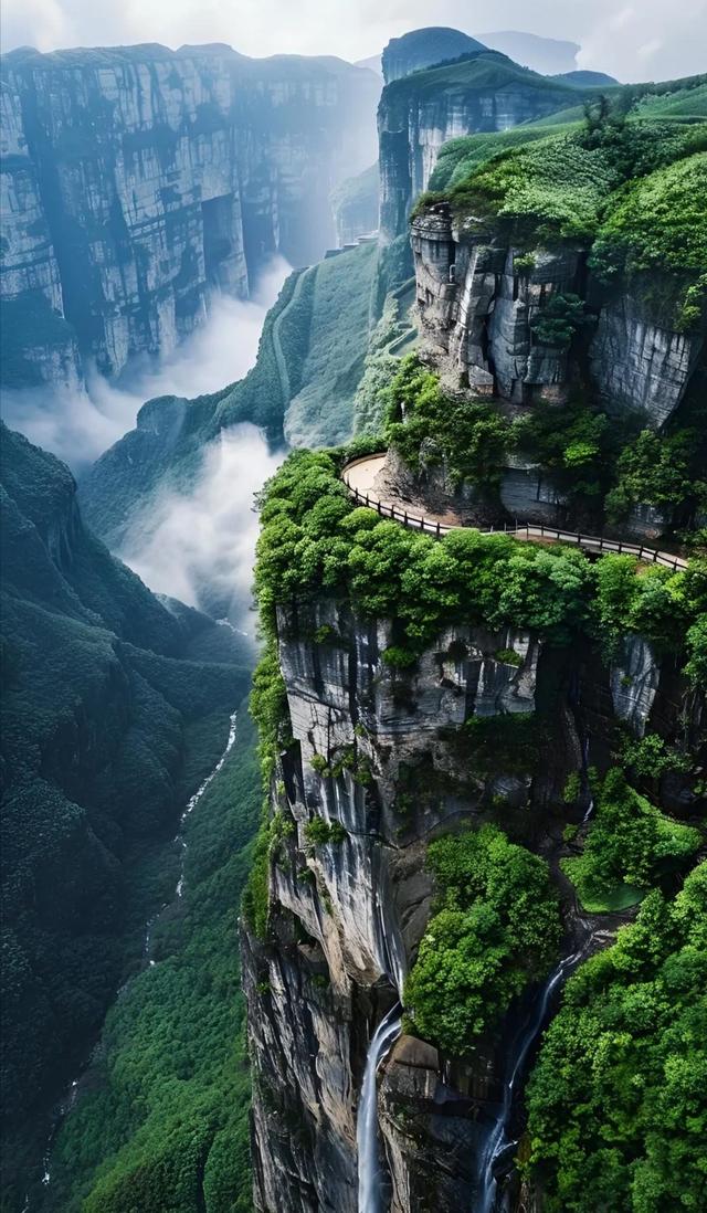 冬日山水竟有这般魔力，小船轻盈滑过，紧绷神经瞬间松了