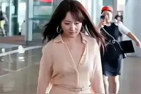 杨钰莹终究是老了，在美颜下看似年轻，但身材却瞒不过大家的眼睛图片