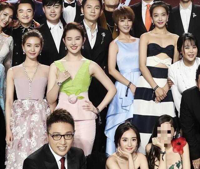 刘亦菲在家玩自拍，不料被镜子“出卖”了，网友直呼：好女人啊！