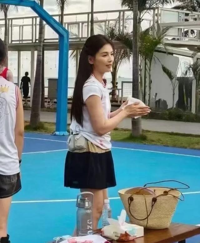 47岁刘涛打篮球被偶遇，真实状态身材不错，没有说的那么年轻漂亮