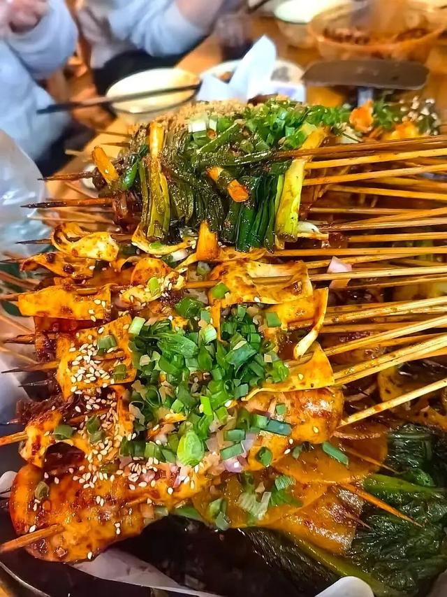 黄了！彩了！1h刹拢成都最近赏秋地，徒步拿奖牌、邂逅古寺银杏！老街美食好吃惨！