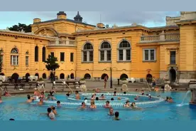 "裸浴千年传承！揭秘德国奇葩浴场的神奇魅力"图片