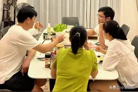 保姆终于认清自己的身份，坐了个够不到菜的位置，网友：还不够！图片