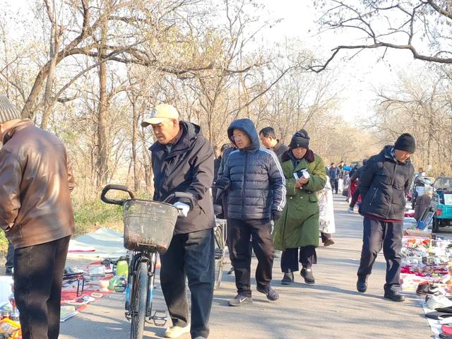 记录德州:岔河河堤上的大集,人山人海,异常热闹