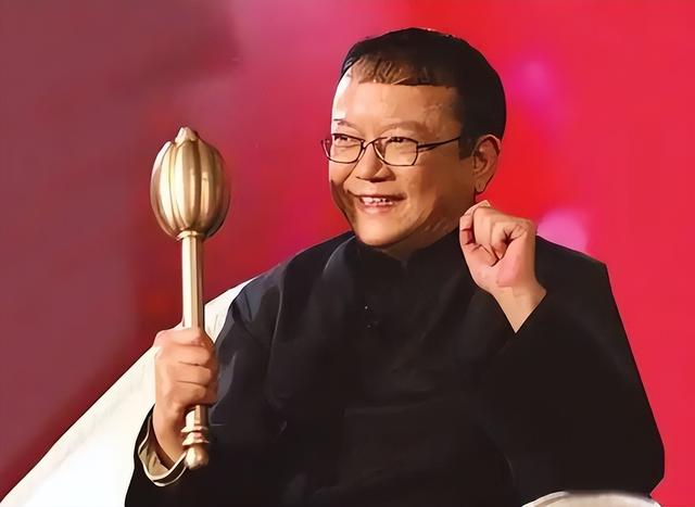 事实证明	，被传卖掉上亿豪宅移民美国的王刚，已经走上另一条大道