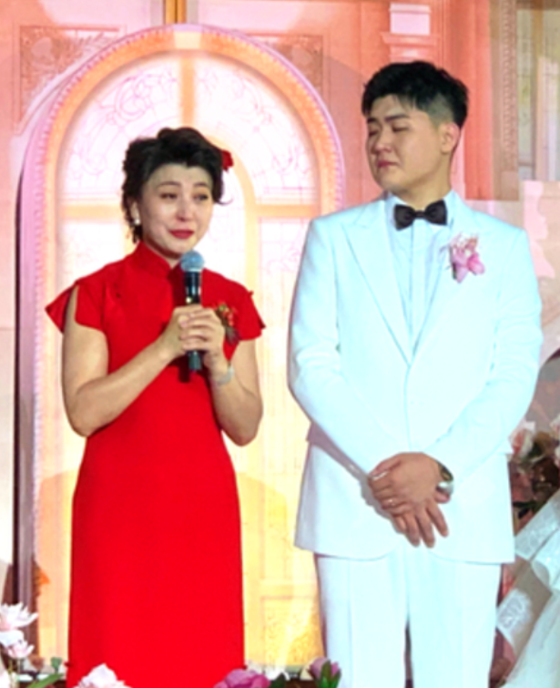 风向变了？央媒公开点名闫学晶	，文案信息量大，32岁儿子也被连累