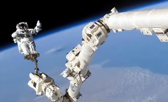 牛！顶住了空间碎片撞击，神舟二十准备返回：或带回国宝级航天服