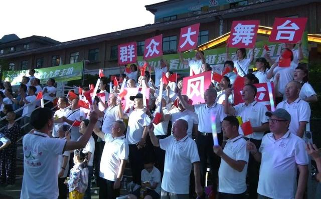 村晚·故事丨40多人组队battle桐梓“村晚”？这届避暑游客太会玩！
