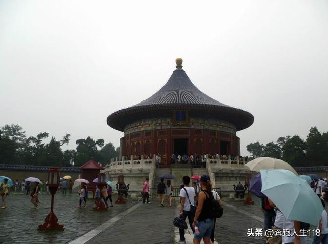 古木参天、绿草如茵，天坛景色秀