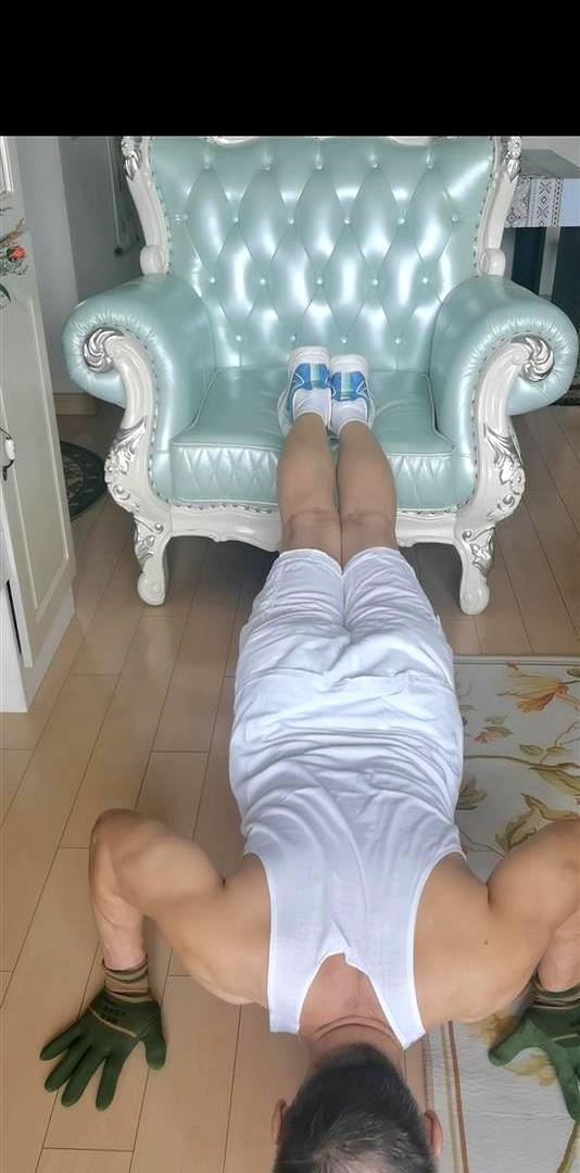 70岁大爷坚持俯卧撑十年，胸围突破112cm的秘诀！