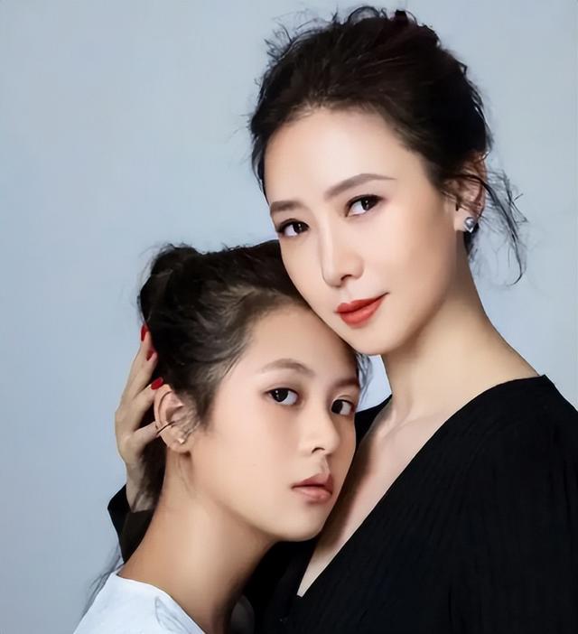 她出身清华大学，因拍三级片与父母决裂，如今不让女儿进娱乐圈