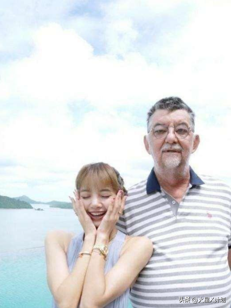 Lisa和继父亲密互动惹争议，二人合影没分寸，继父手搭女儿屁股上