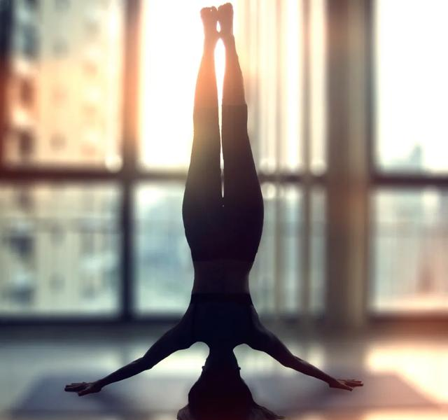 倒立是最高级的保养，每天5分钟，坚持半年	，脸上的皱纹真的淡了