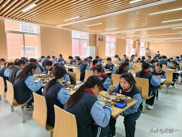 北京下了死命令：2027年底前	，所有中小学必须告别“校外配餐”