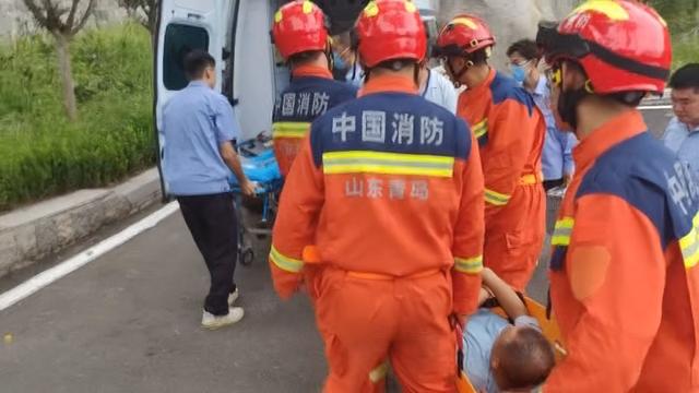 男子登山时突发心脏不适，消防员救他下山