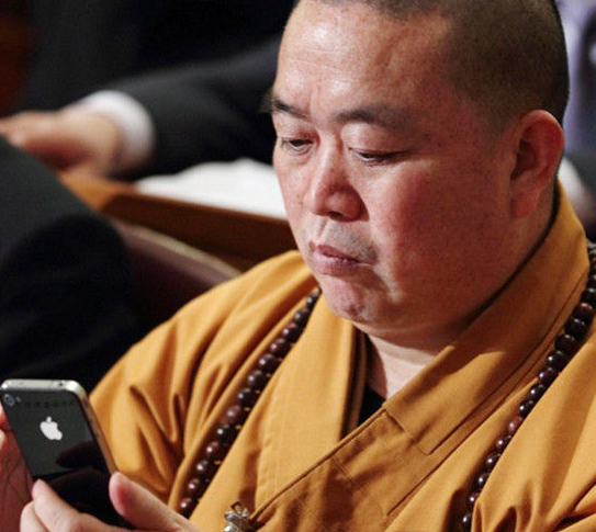 李湘做梦也想不到，释永信刚塌房，自己就因一张“黑丝照”被牵连