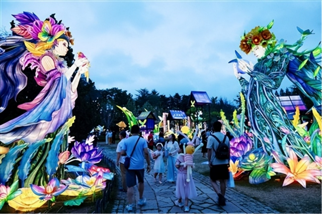 2025年“青岛之夏”艺术灯会点亮蓝色浪漫 让游人感受夏夜凉爽