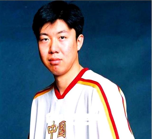 王治郅：离婚后重新再婚，退役迎娶美女主持周蕾，人生终圆满
