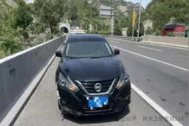 轿车隧道遇“暗器” 原是“备胎”惹的祸图片