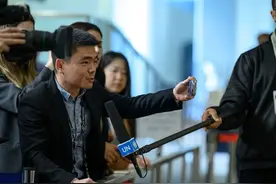 被王毅认出的重庆小伙，又被联合国秘书长点名表扬图片