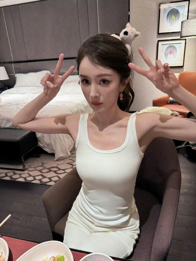 难怪杨幂身材这么“馋人”！生活中除了打磨演技，就是泡在健身房