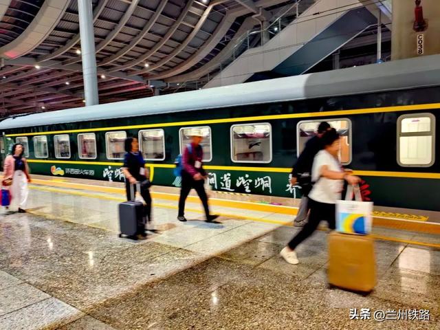 浪漫七夕，情暖列车：“环西部火车游·崆峒号”的温馨之旅