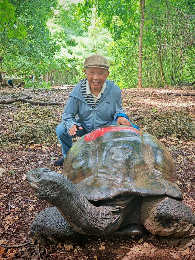 82岁湖北大爷背包独行10年闯世界：解锁四大洲踏遍10余国，一个月花掉近一年退休金，下一站准备征服美洲