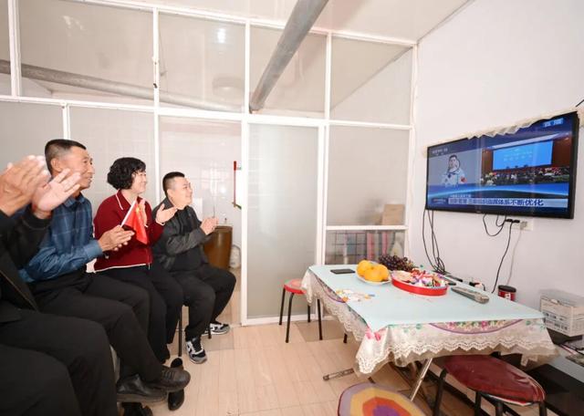 点火发射前，中国最年轻航天员父母的38小时