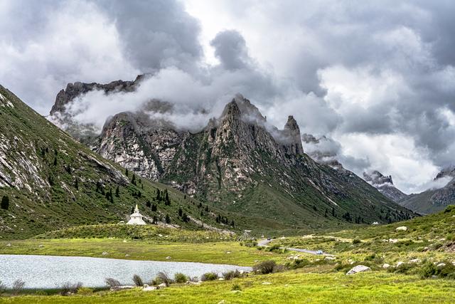 神山石骨、嶙峋万仞，川西梦幻之地