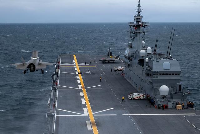 日本航母正式出港！高市早苗紧急表态后，普京做了一个明智的决定