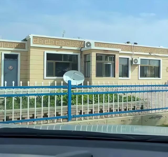 腾格尔回内蒙古住土房，北京别墅藏着秘密，祖宅为何种满菜？