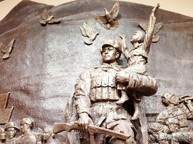 孩子眼中雪地里的红