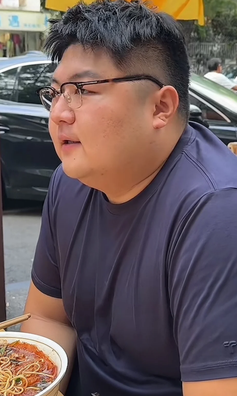 离婚一个月后再看猴哥与前妻，一个开始找下家，一个“名声扫地”